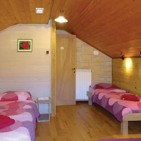 Two-bedroom Holiday In Nyaraló Pivka